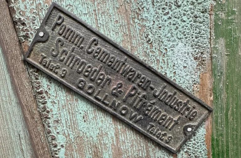 Rondo w Goleniowie z tabliczką upamiętniającą Schroedera.